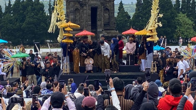 Prosesi jamasan dan ruwat anak berambut gimbal.