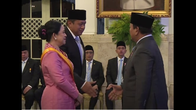 Prabowo anugerahkan tanda jasa kehormatan