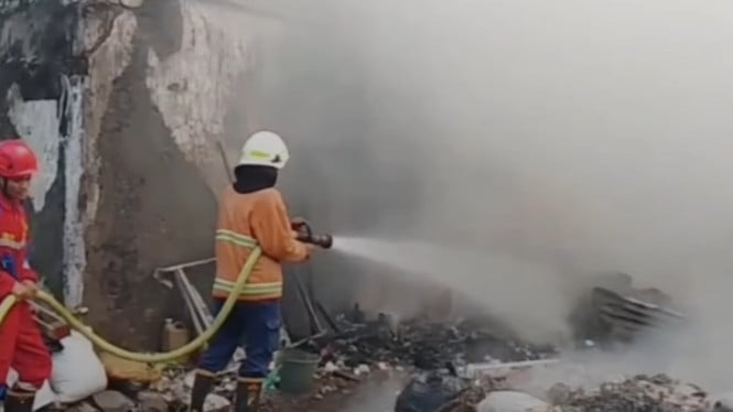Kebakaran Gudang Barang Bekas di Karangklesem Purwokerto