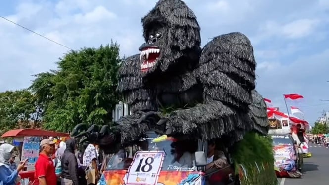 Karnaval Mobil Hias 2025 di Menara Teratai Purwokerto