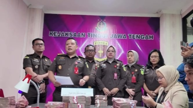 Istri tersangka serahkan Rp6,5 miliar ke Kejati Jateng