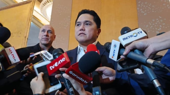 Ketum PSSI, Erick Thohir saat perkenalan Alexander Zwiers