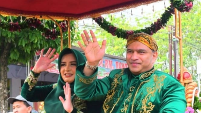 Odong odong istri DPRD ganggu pawai kereta kuda