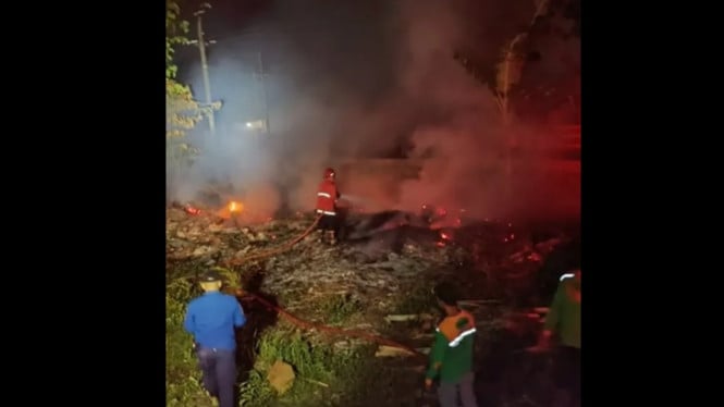 Api melahap limbah triplek di Bukateja, Purbalingga