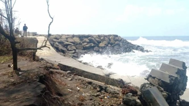 Tanggul Pemecah Ombak di Kawasan Pantai Cemara Jajar, Cilacap