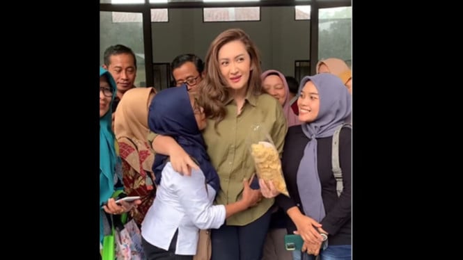 Nafa Urbach berdiskusi soal bantuan untuk guru di dapilnya
