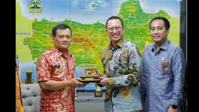 PLN dan Pemprov Jateng pasang listrik gratis 450 VA