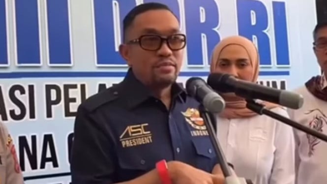 Ahmad Sahroni tanggapi tantangan debat dengan candaan