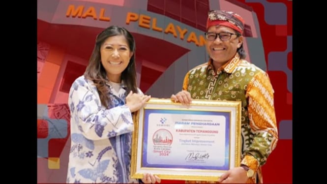 Bupati Agus Setyawan terima penghargaan Smart City 2025