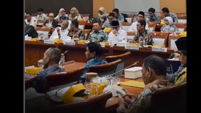 Buruh berdemo di depan Gedung DPR, Jakarta
