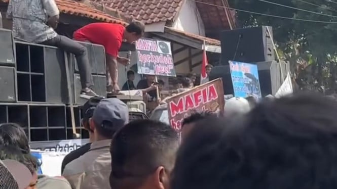 Aksi Demo Menggeruduk Kantor Sekretaris Desa Proto, Pekalongan