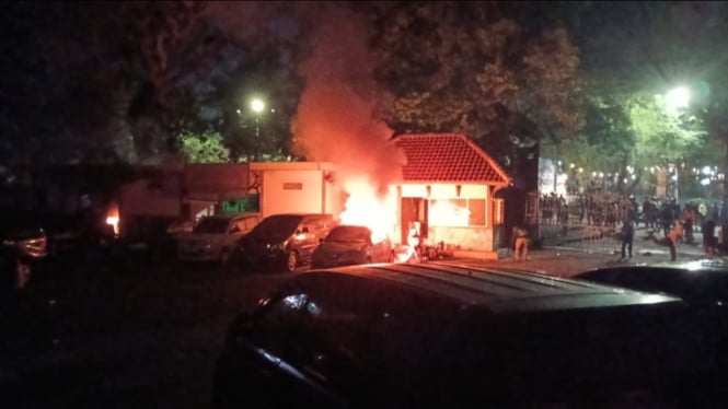 Massa bakar mobil di kantor Gubernur Jawa Tengah