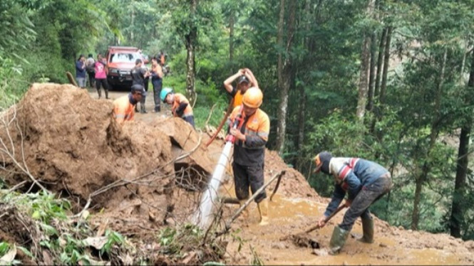 Warga bersihkan material longsor di Kaliangkrik