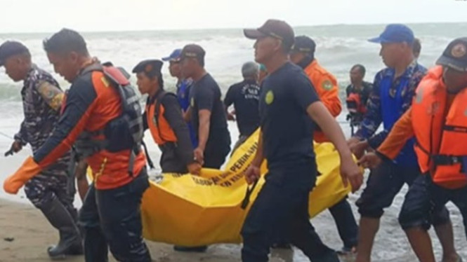 Tim SAR evakuasi korban tersapu ombak di Cilacap