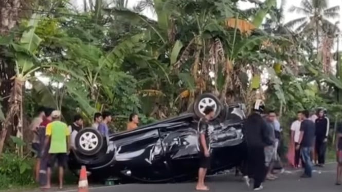 Mobil Pribadi Terbalik di Gumiwang Banjarnegara