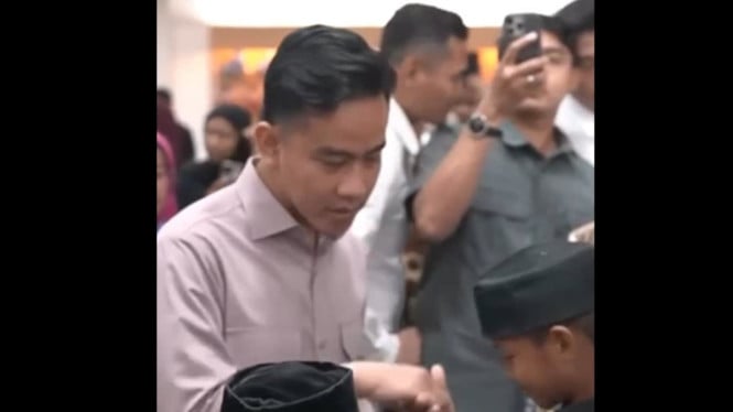 Gibran berdialog akrab bersama pengemudi ojol di Istana