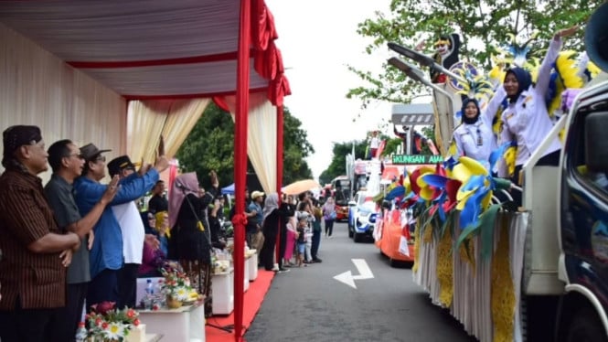 Doa bersama untuk Affan Kurniawan saat acara karnaval mobil hias