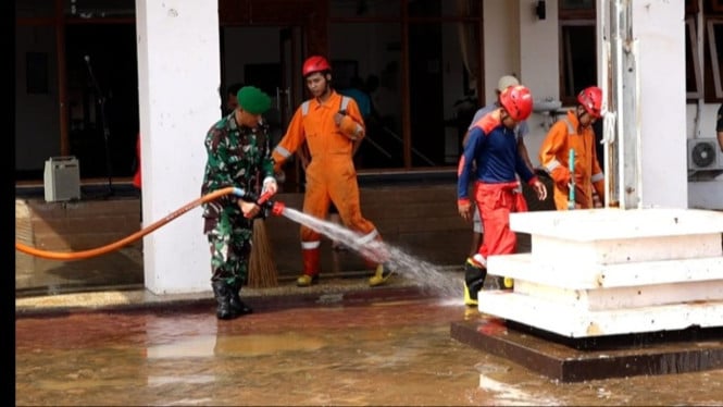 TNI Polri membersihkan DPRD Kebumen