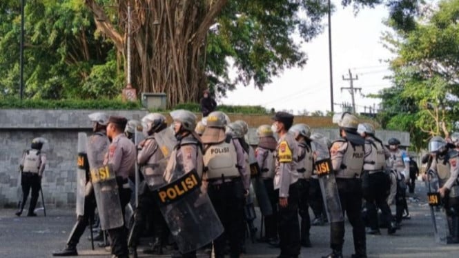 Aparat di gedung DPRD Kabupaten Temanggung