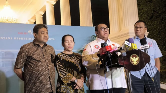 Presiden KSPSI Andi Gani Nena Wea (tengah)