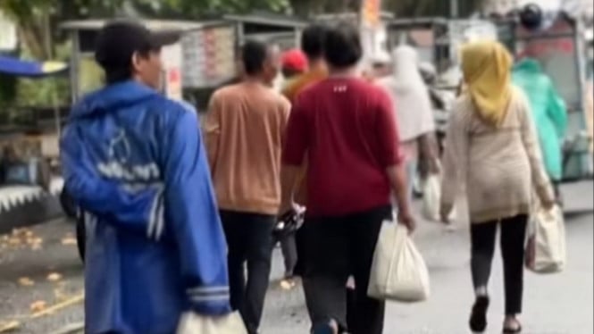 Bupati Sadewo Berikan Tali Asih untuk PKL di Alun-alun Purwokerto