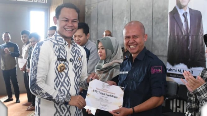 EMC Grup Beri Beasiswa untuk Karyawan
