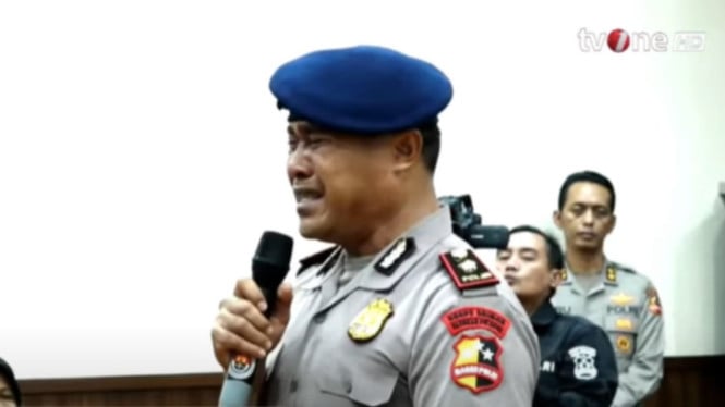 Kompol Cosmas Menangis