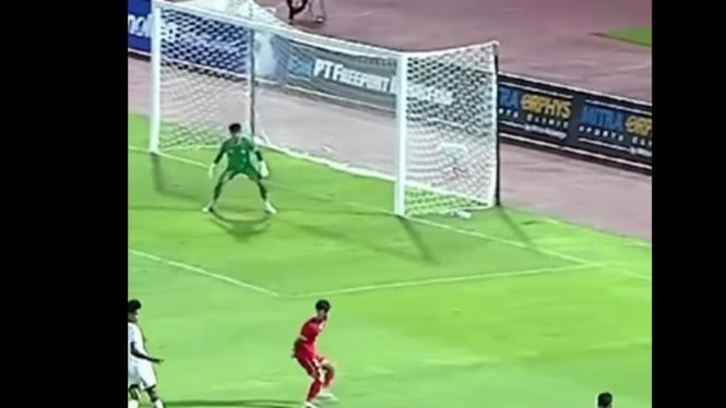 Aksi penyelamatan Kop Lokphathip lawan Indonesia