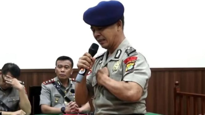 Bripka Rohmat menangis saat berbicara dalam sidang etik