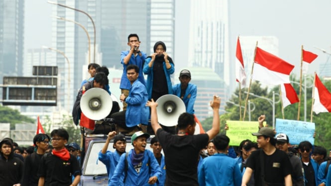 Sejumlah mahasiswa melakukan demo di depan Gedung DPR RI.
