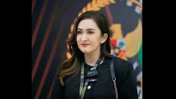 Artis lulusan SMA yang sukses menjadi anggota DPR RI