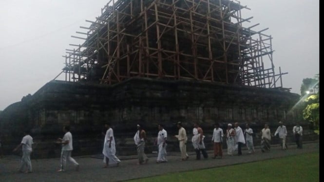 Aksi tapa bisu di Candi Mendut, seniman petani berdoa