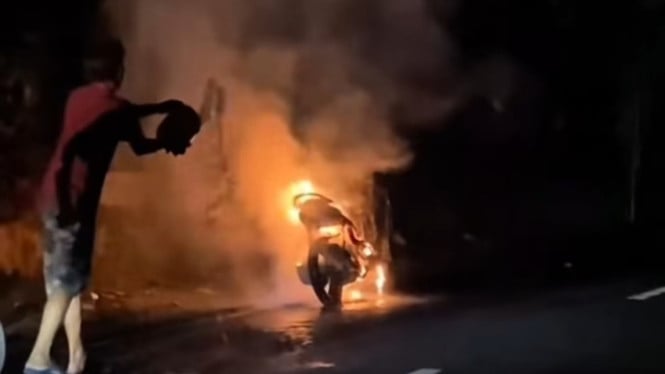 Sepeda Motor Terbakar di Jalan Padamara Purbalingga