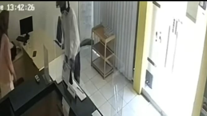 Rekaman CCTV Aksi Perampokan Bank di Purbalingga