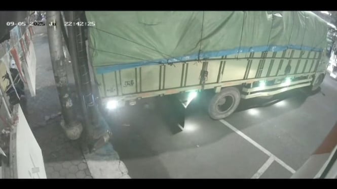 Truk Tabrak Neon Box Toko HP di Jalan Hayam Wuruk Pekalongan