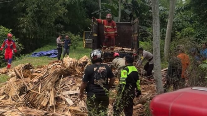 Truk Pengangkut Limbah Triplek Terbakar di Mandiraja Banjarnegara