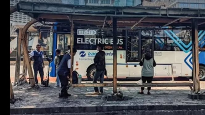Bus Transjakarta menabrak toko hingga rusak parah