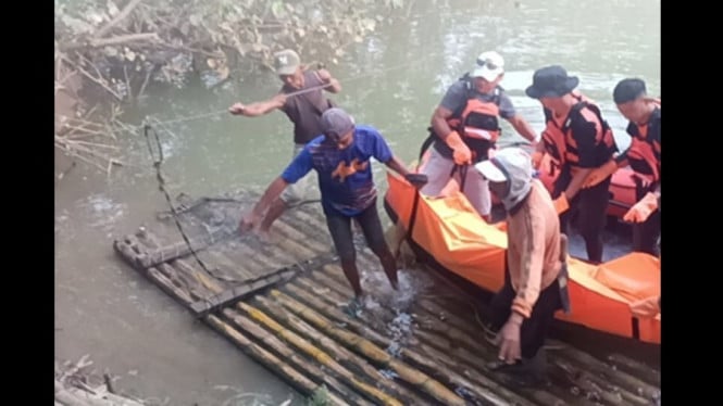 Tim SAR evakuasi jasad remaja dari Sungai Cikawung