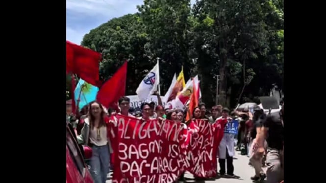 Rakyat Filipina demo ke rumah pejabat korup