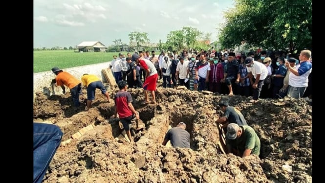 Polisi pasang garis di rumah korban tragedi Indramayu
