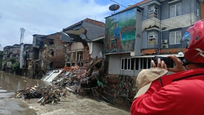Bangunan ruko yang hancur di Jl. Sulawesi, Bali