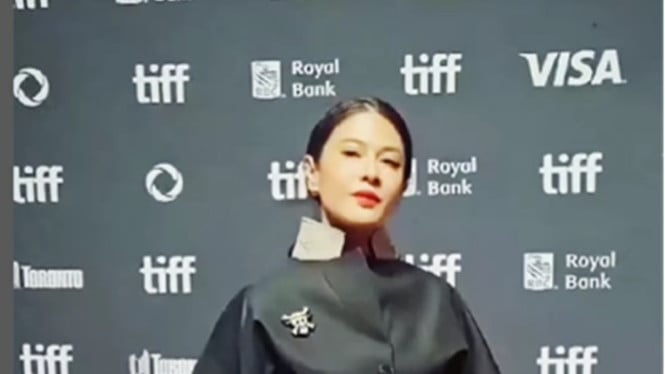 Dian Sastrowardoyo dengan pin One Piece di TIFF