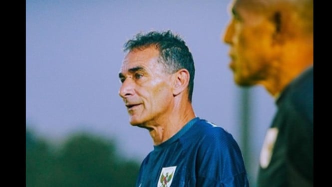 Gerald Vanenburg memimpin latihan Timnas U23