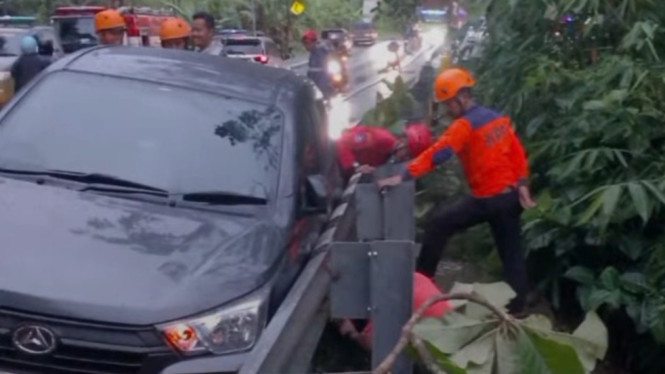 Evakuasi Mobil Ojol di Jl. Raya Patikraja-Rawalo