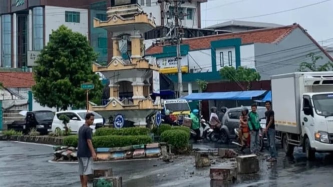 Tugu Poncol Alami Kerusakan Usai Ditabrak Truk