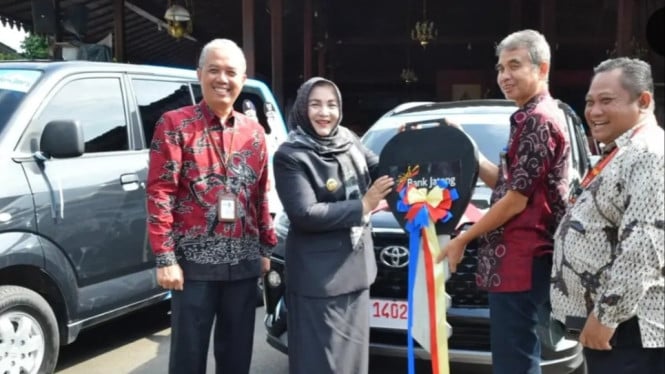 Pemkab Banyumas Serahkan 3 Unit Kendaraan Operasional