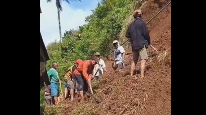 Material longsor timpa rumah warga Purbalingga
