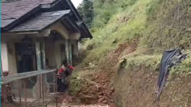 Tebing Longsor Timpa Rumah Warga di Sirau Karangmoncol