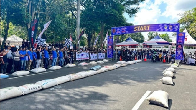 Pembalap muda pacu motor di lintasan resmi