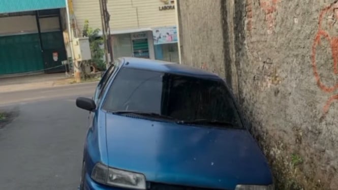 Damkar Banyumas evakuasi mobil